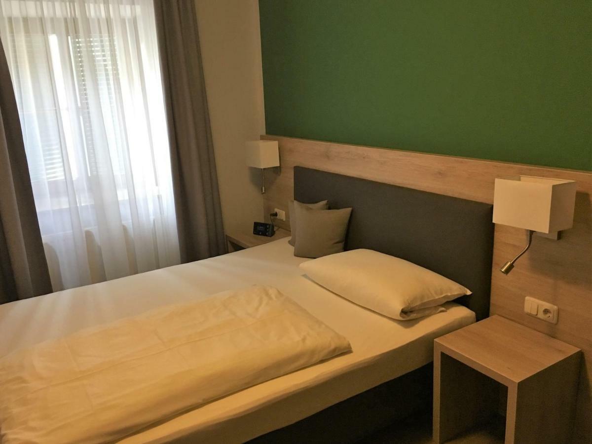 Eberl Hotel Pension Muenchen Feldmoching 外观 照片